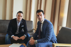 In Judenau machen Freunde des Bürgermeisters das große Geschäft