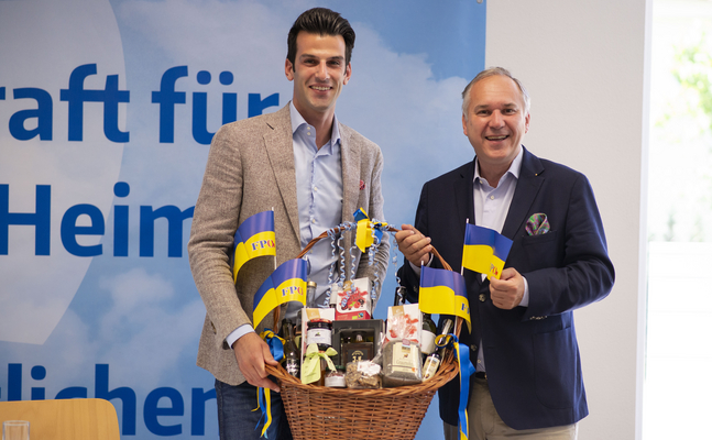 Udo Landbauer bedankt sich bei Walter Rosenkranz für den Erfolgsweg der FPÖ NÖ, den er in die Wege geleitet hat 