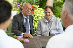 Erich Königsberger zu Besuch in einem Pflegeheim  