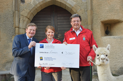 Landesrat Gottfried Waldhäusl, Laura Sigl von der Kinderburg Rapottenstein, Präsident Josef Schmoll vom Roten Kreuz NÖ und Lorenzo.