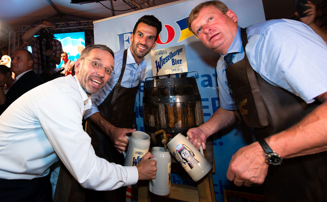 Udo Landbauer, Herbert Kickl und Gottfried Waldhäusl beim Bieranstich 