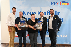 Herbert Kickl und Udo Landbauer bedanken sich bei der Taxifahrerin, die sofort zu Stelle war